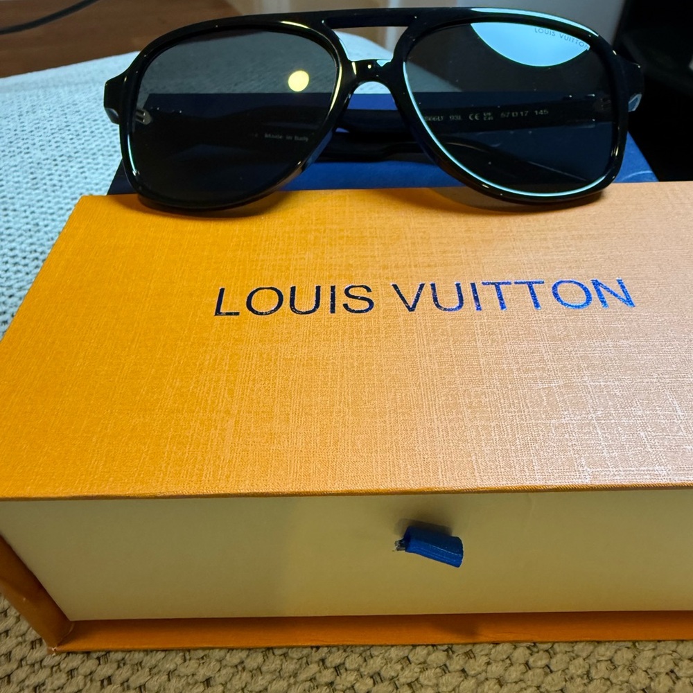 Louis Vuitton Black Sunglasses with Dark Smoke Lenses - Picture 8 of 9